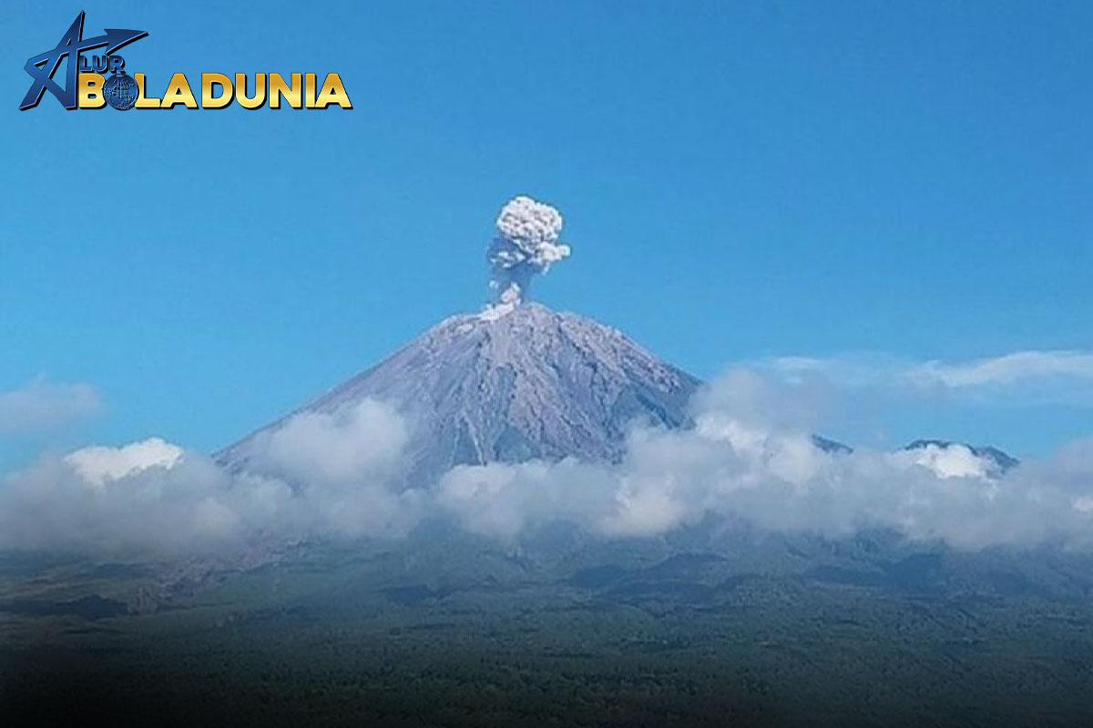 Gunung Semeru Erupsi: Masyarakat Diharapkan Waspada!