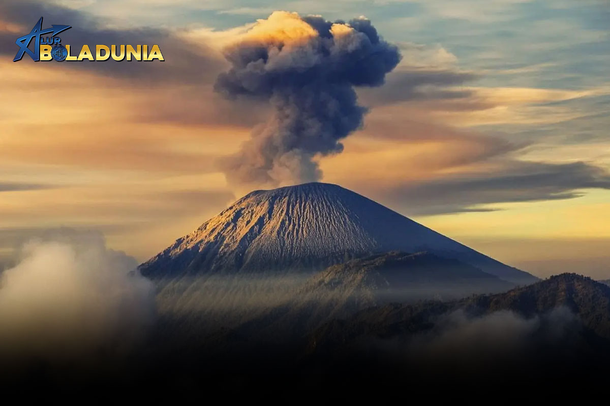 Gunung Semeru Erupsi! Letusan Dahsyat Kolom Abu