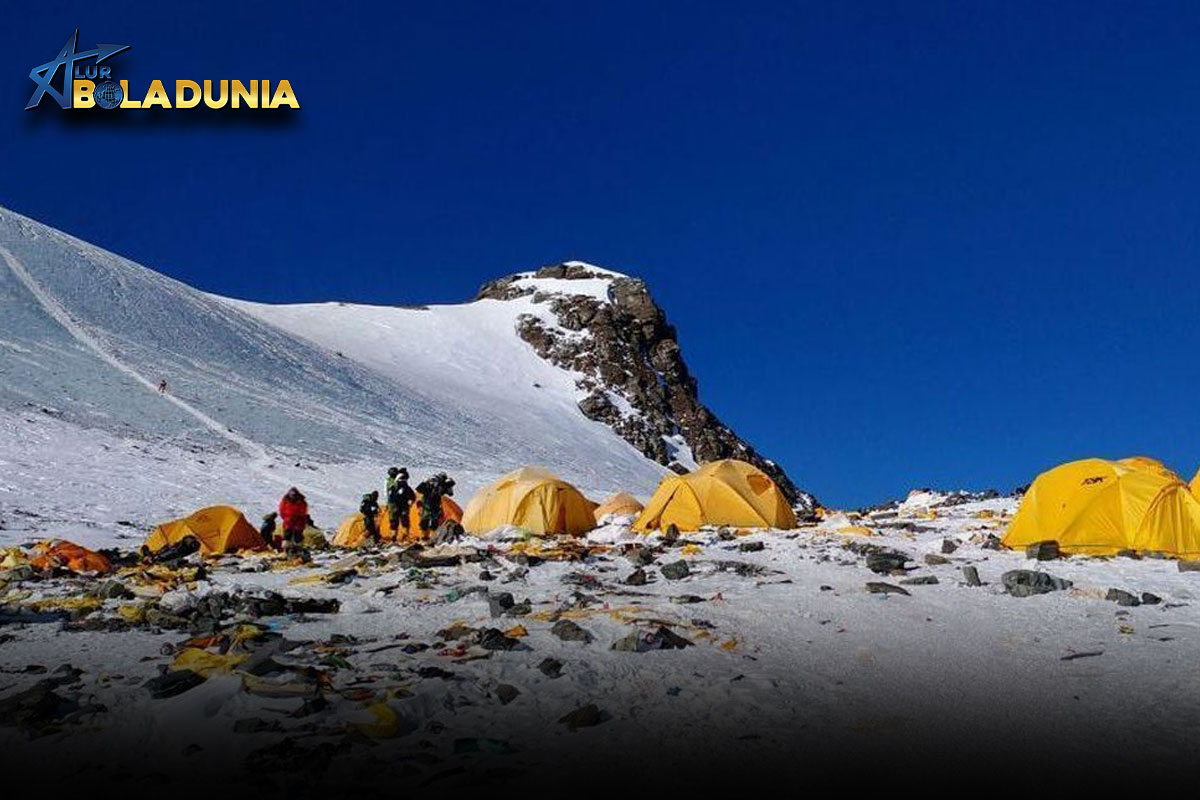 Gunung Everest: Jenazah Terlihat Setelah Es Mencair