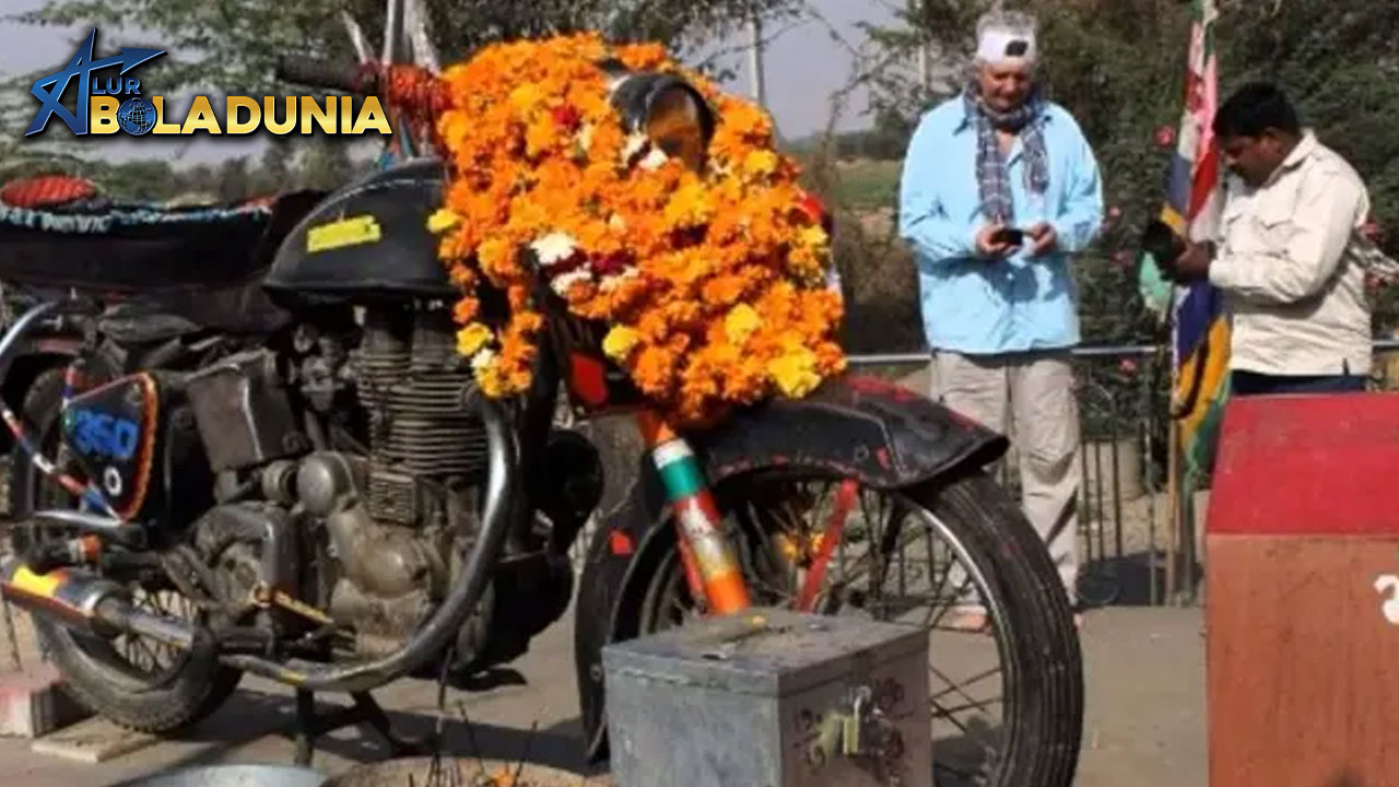 Menyembah Sepeda Motor Bullet Baba Hanya Ada di India!