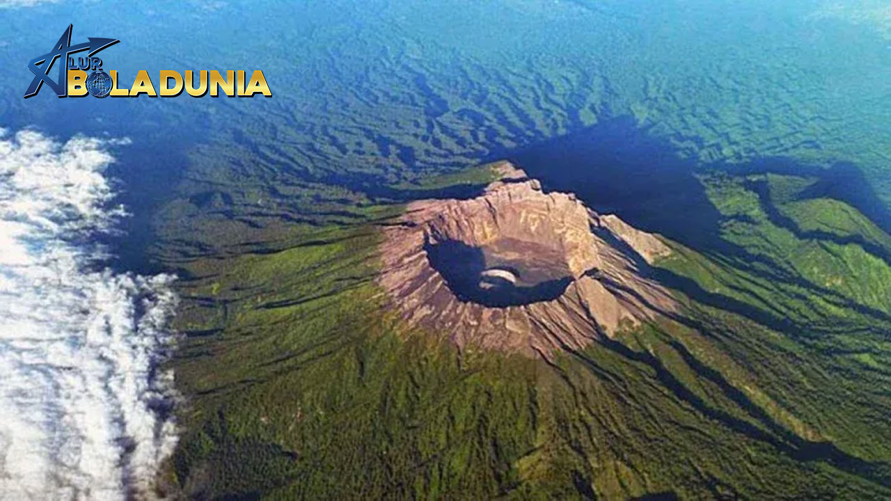 Menelusuri Keajaiban dan Potensi Daya Ledak Gunung Raung