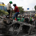 Bentrokan di Surabaya Pecah, Api Berkobar di Grahadi